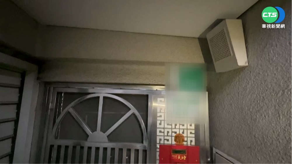 台南換新門牌太大"卡門" 住戶開門撞歪