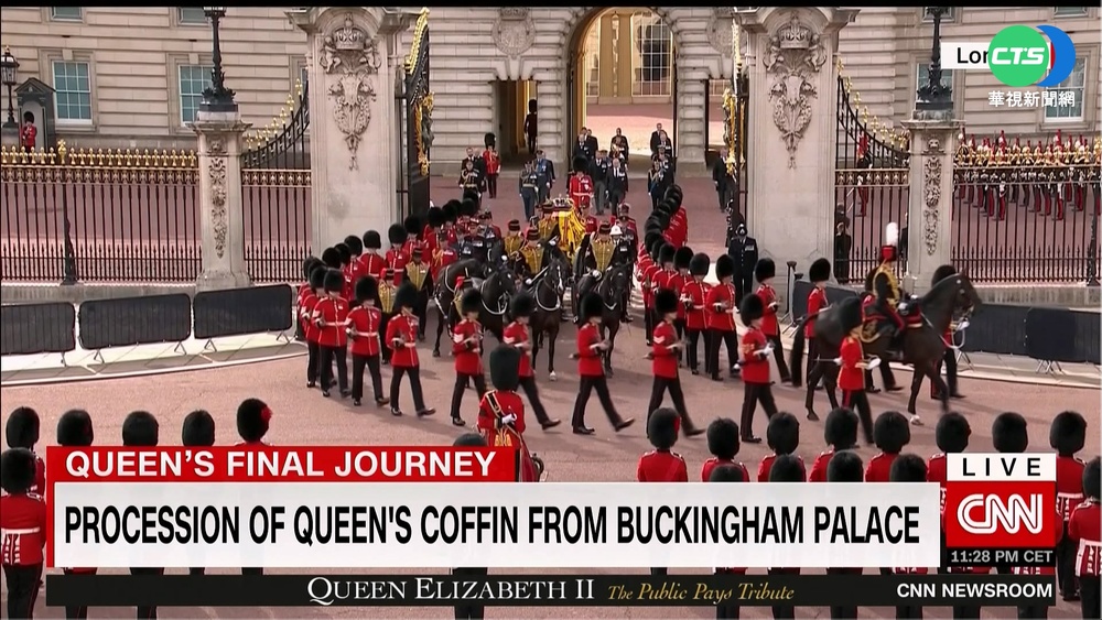 英女王靈柩移靈西敏廳 沿途民眾"萬頭攢動"