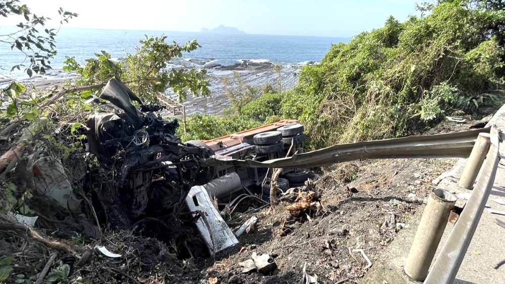 快訊／聯結車翻覆波及台鐵電線 大里-福隆單線通行