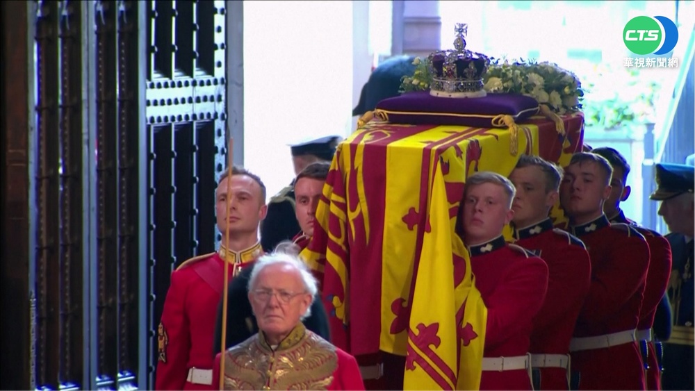 王室家族步行伴移靈 瞻仰隊伍綿延5公里