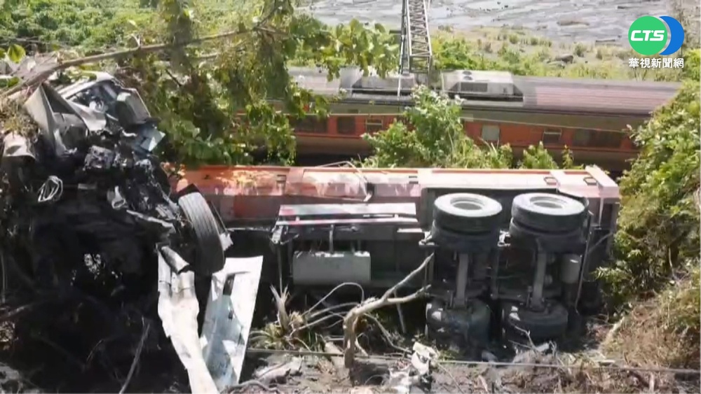 砂石車摔護欄外 距鐵軌10公尺險闖入宜蘭線