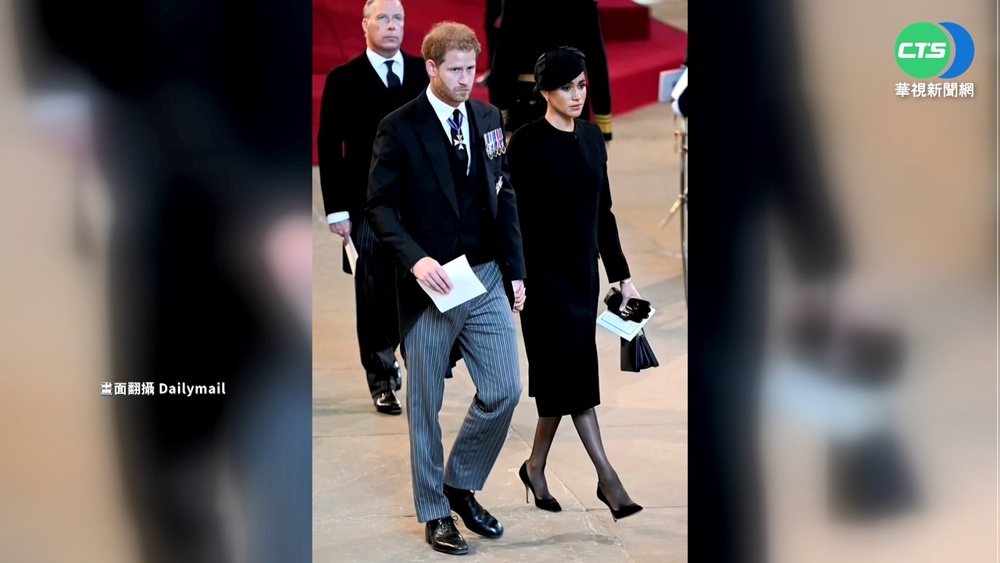 送別女王... 哈利.梅根"手牽手"被批不敬