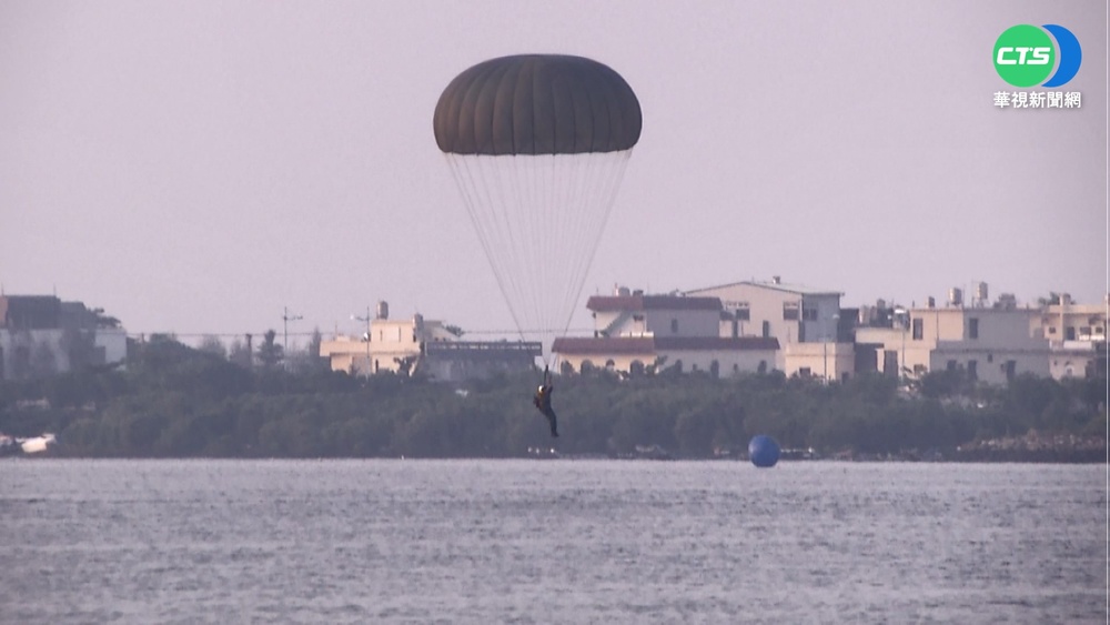 航特部特殊地形傘訓 屏東大鵬灣英勇登場