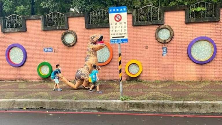 驚見校長現身！校園充滿正能量竟是因為「恐龍家長」？