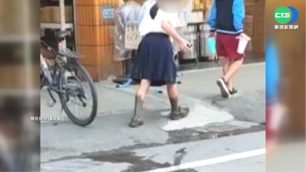 國中生低頭滑手機 摔進未乾泥地險變"泥人"