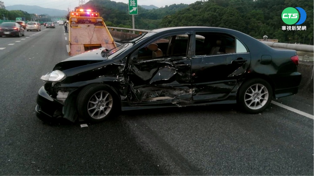 轎車國道跨4線道"插隊" 衝護欄2車撞一團