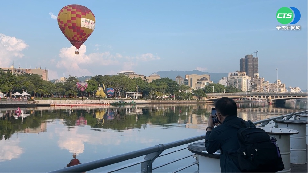 高雄熱氣球升空 浪漫飛翔俯瞰愛河美景