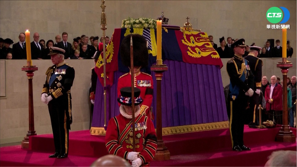 女王靈柩停西敏廳 查爾斯三世率弟妹守靈