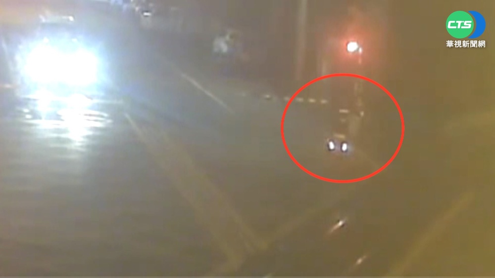 不顧柵欄已放...老翁硬闖平交道險被火車撞