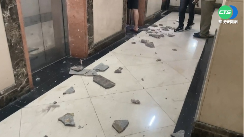 強震釀災! 屏東地下室管線破 消防泡沫灑滿地