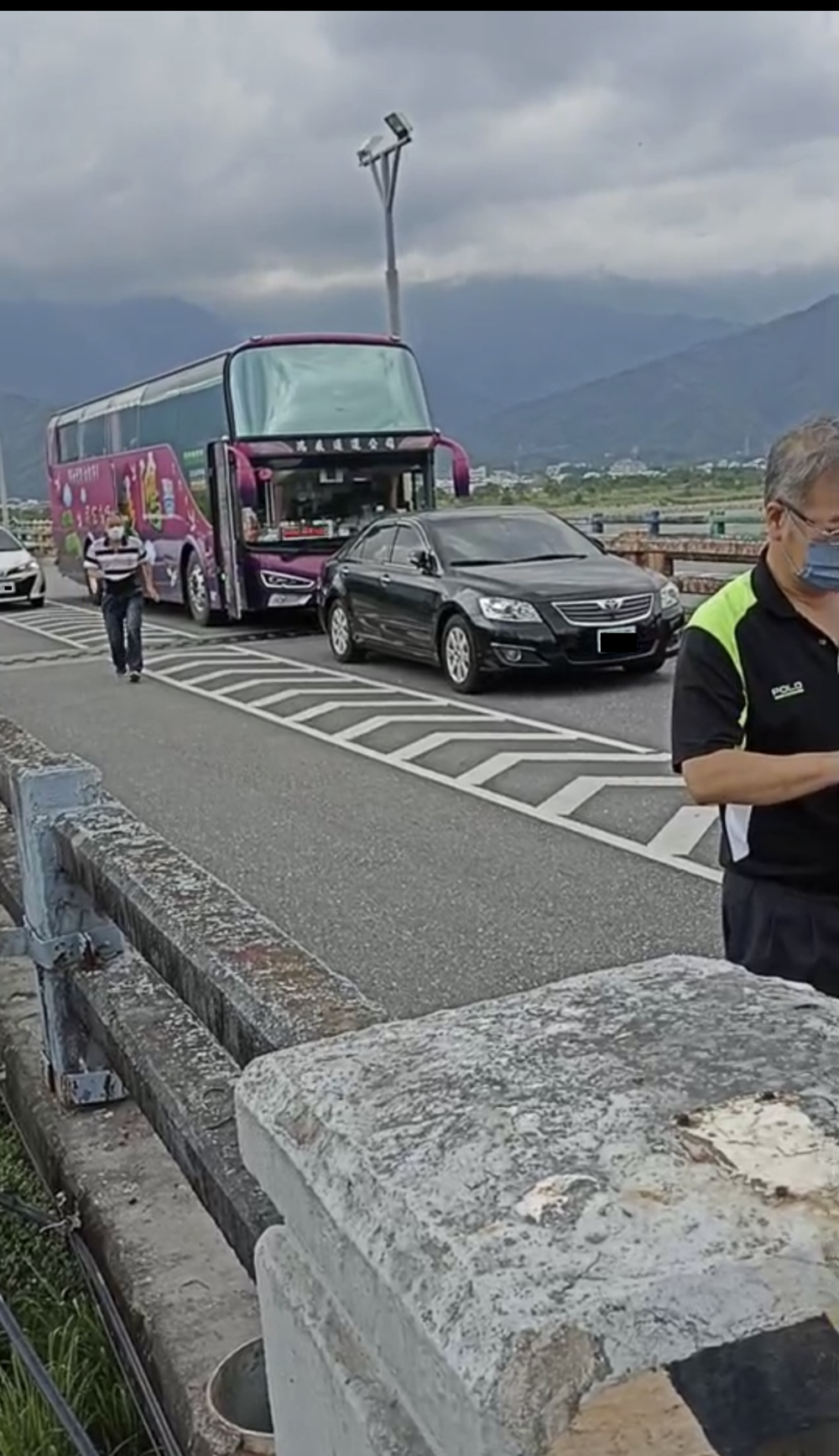 玉里大橋受困民眾 圖/翻攝畫面