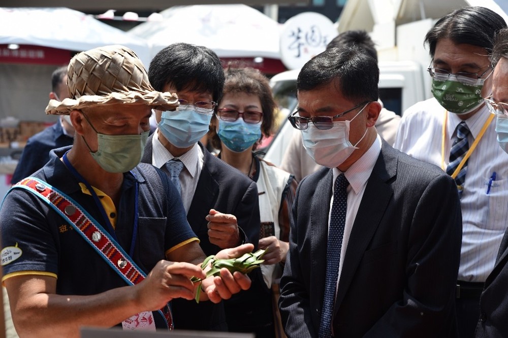 圖／何處長體驗阿美族情人便當阿里鳳鳳。