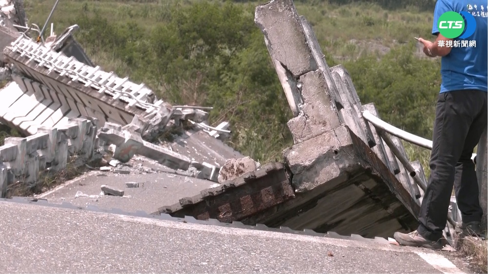 強震高寮大橋斷 一旁住戶站不住跌水溝