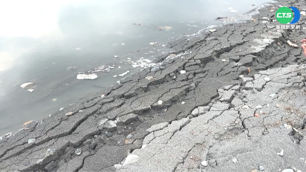 卑南溪口土壤液化! 強震搖晃沙灘"陷落"