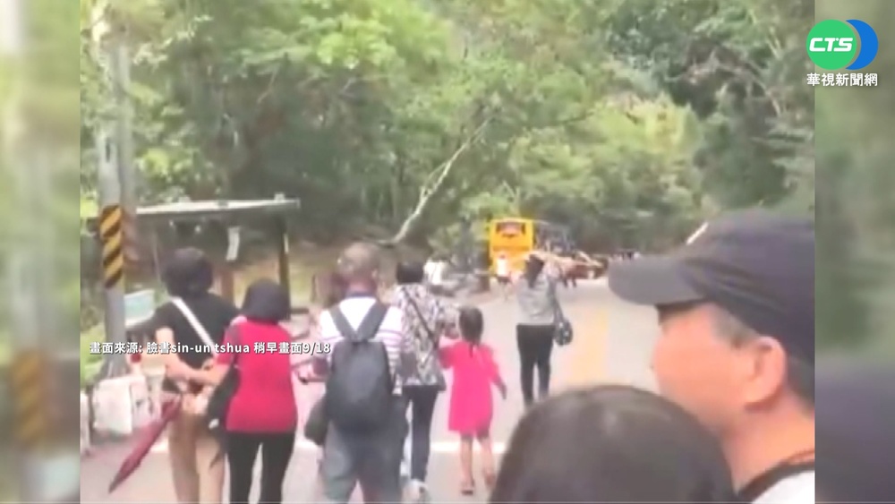 玉山東段登山口落石狂砸 遊客抱頭逃竄