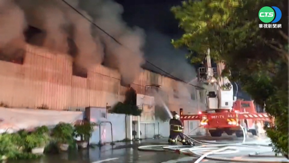 樹林工廠起火臨近加油站 消防急灌救