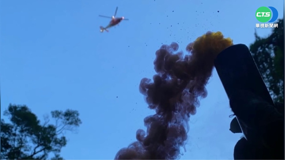 獨攀鳥嘴山摔落失聯 信號彈定位吊掛救人