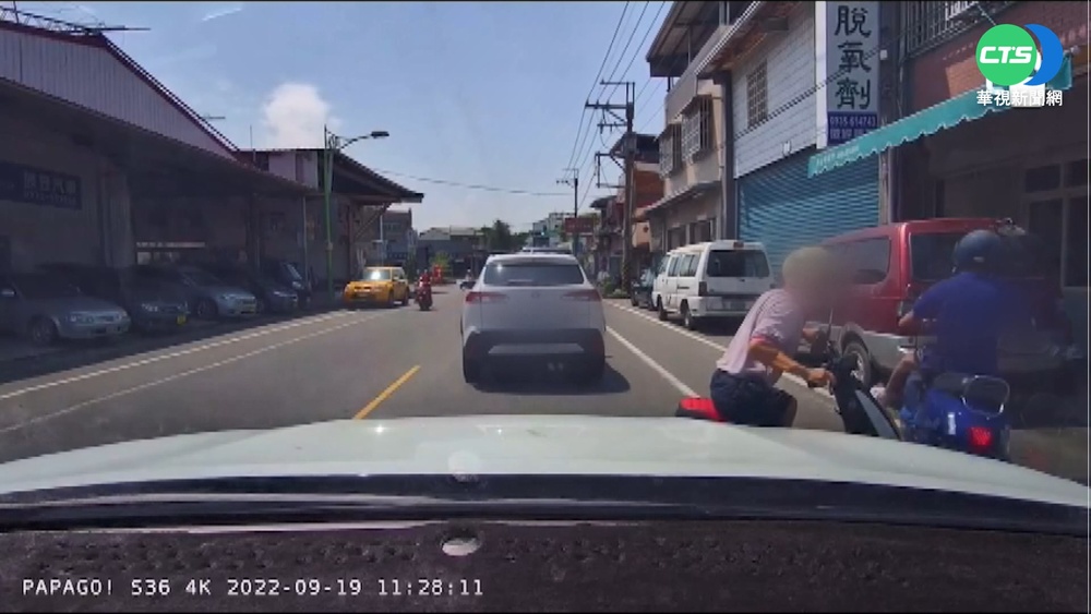 阿伯從車縫中突冒出 嚇到直行騎士慘摔