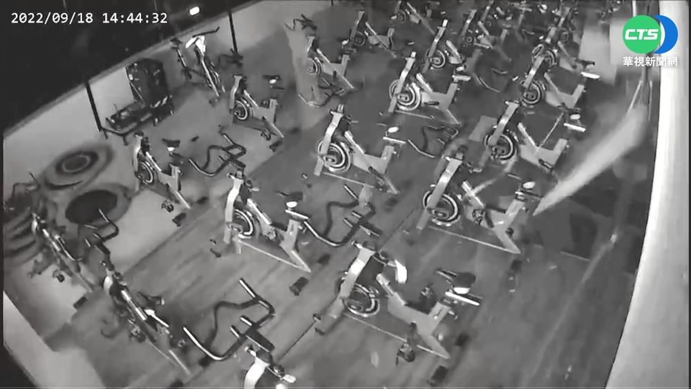 玉里某健身房強震天花板塌陷 牆上器材全倒