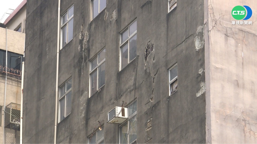 鹽埕51年舊大樓"斜貼"隔壁樓 不列危樓!住戶怕