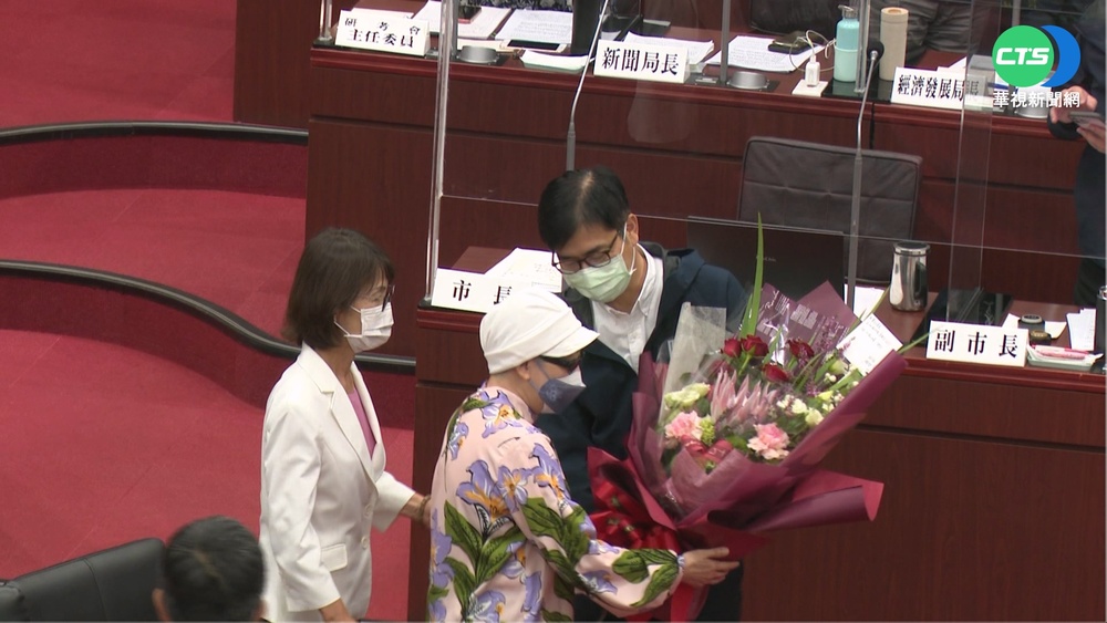 藍5屆資深議員最後總質詢 陳其邁送花致謝