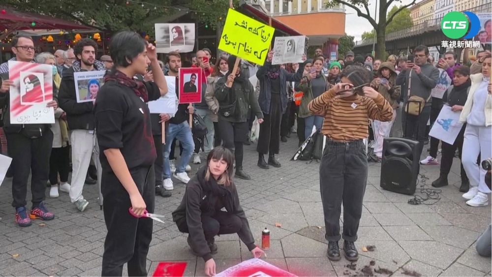庫德族女服裝違規疑遭警打死 德人剪髮抗議