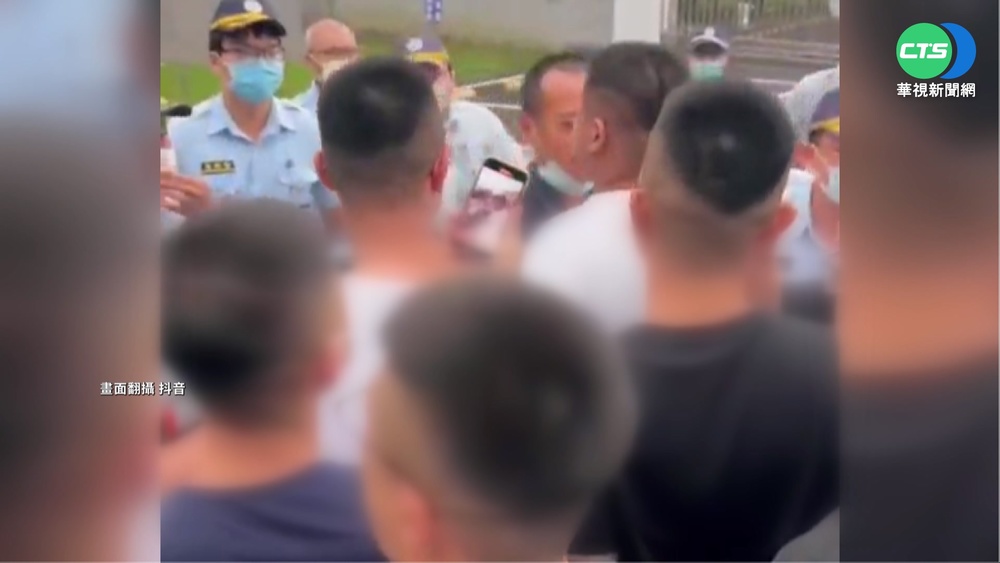 迎假釋大哥出獄 20男監獄前放炮遭阻狂嗆警