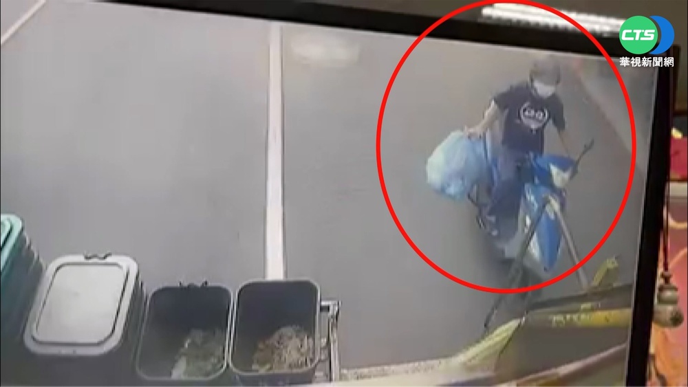 男子騎車追垃圾車 單手拋丟不成慘摔車
