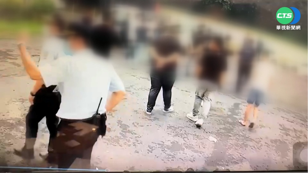 監獄外接風大哥 黑衣人放煙火遭阻!圍嗆警