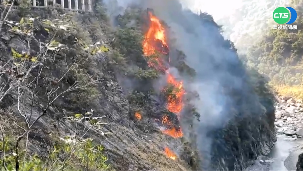 花蓮龍澗舊輪胎區火警 延燒山壁灌救不易