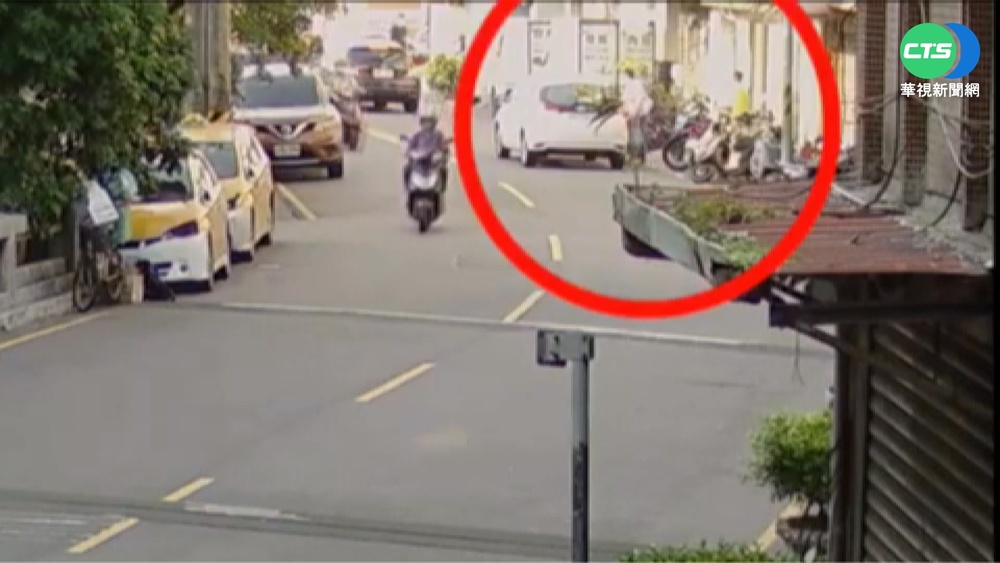 女控保溫杯被車撞變形?! 警:女子甩包造成