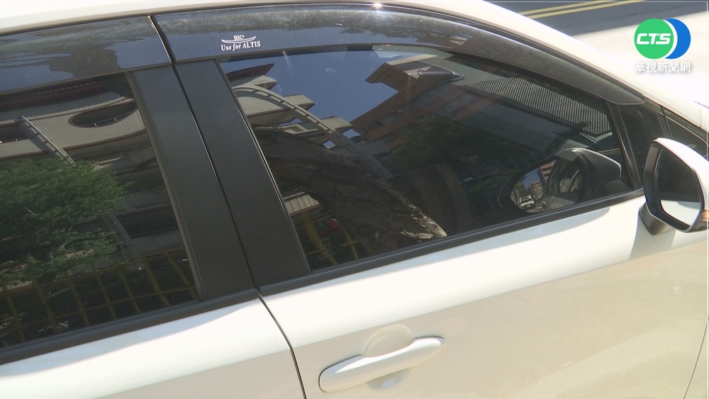 兩歲女童反鎖車內 爸求助警消破窗救出