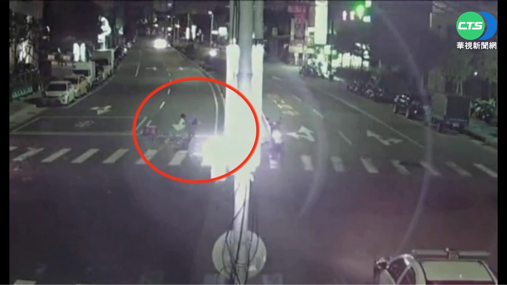 騎士停路中撿對向道"茄子" 遭撞飛傷重身亡!