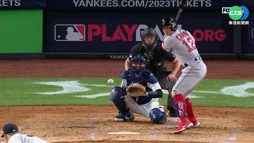 傳統世仇基襪戰 張育成敲長打跑回1分