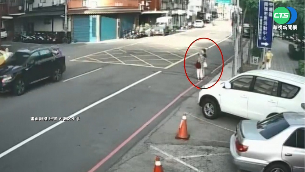 母女過馬路遭騎士撞倒 母重傷搶救中