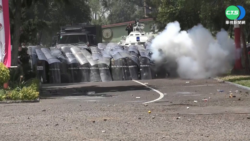 墨西哥警民衝突 抗議者投爆裂物釀11警傷