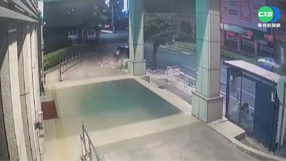 駕駛疑恍神撞醫院! 石塊噴飛砸窗毀藥局