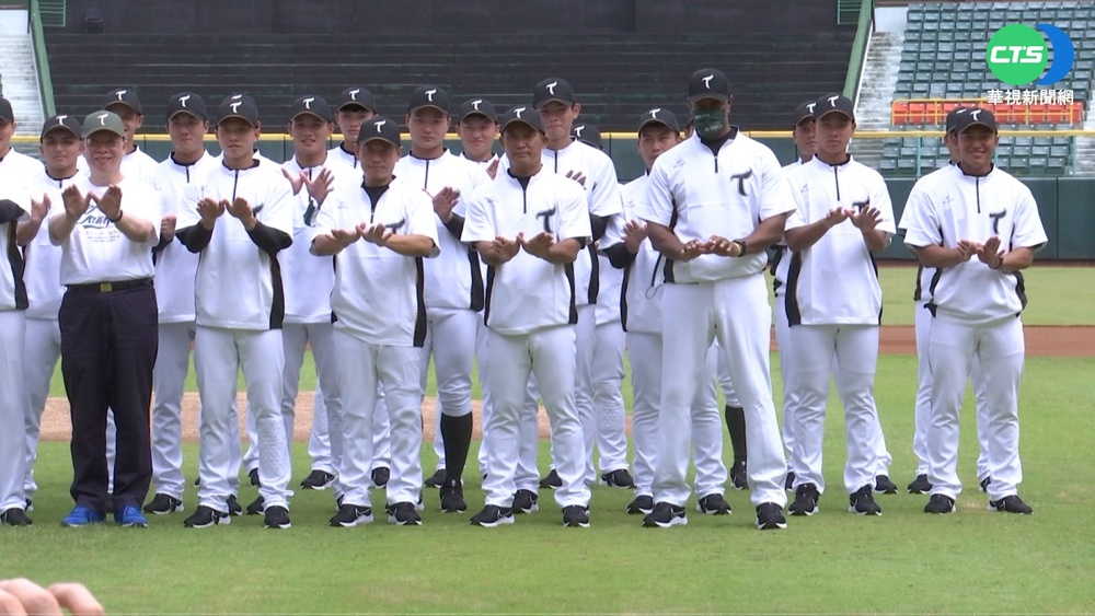 台鋼雄鷹高雄開訓 球員搶當看板教練搶冠軍