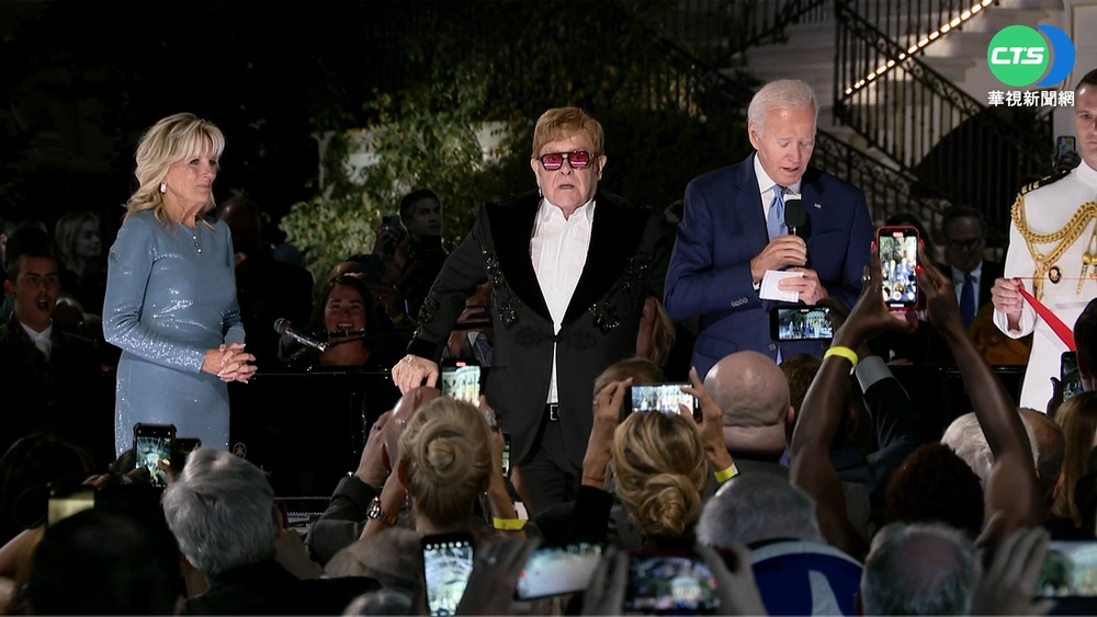 白宮開唱獲頒獎章 75歲艾爾頓強喜極而泣