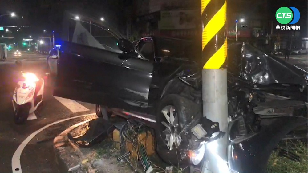 男子駕車自撞分隔島 撞飛號誌箱3人無傷