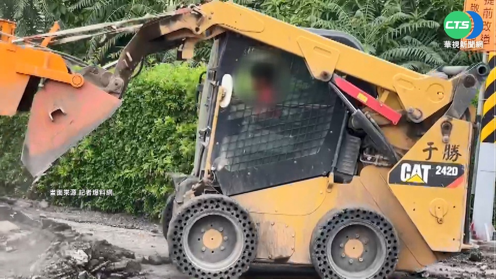 好危險!道路施工 驚見10歲男童駕山貓