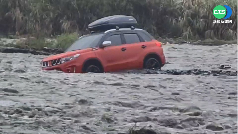 宜蘭超大豪雨! 清水地熱溪水暴漲.露營車卡溪流