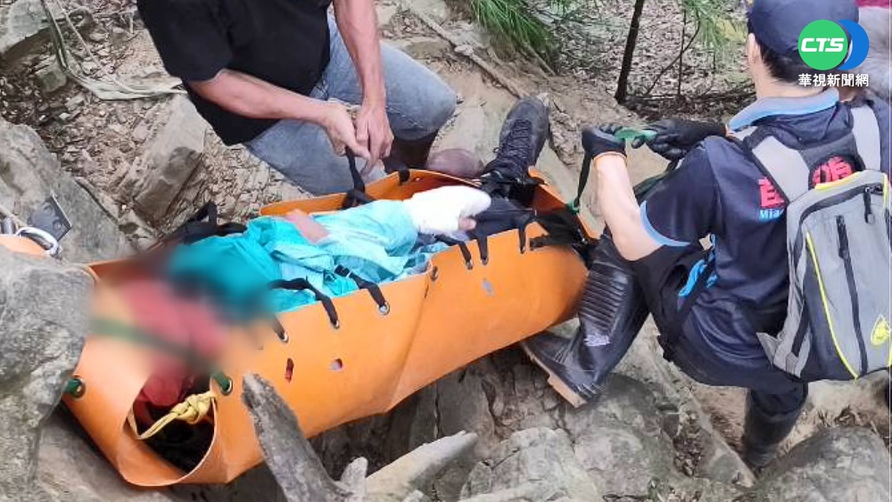 女攀仙山墜30米深谷 急中生智吹哨速獲救