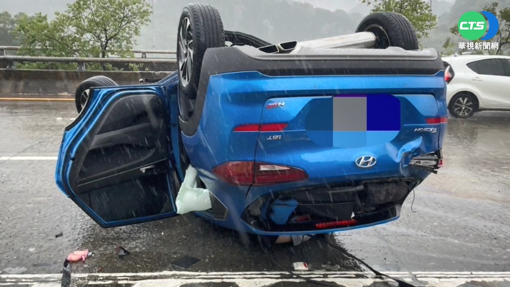 注意! 國三5K處轎車自撞翻車 外側車道封閉