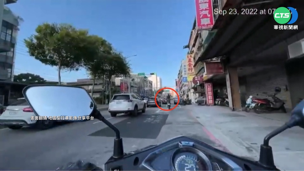 騎電動車蛇行"耍猴戲" 後方騎士看傻眼