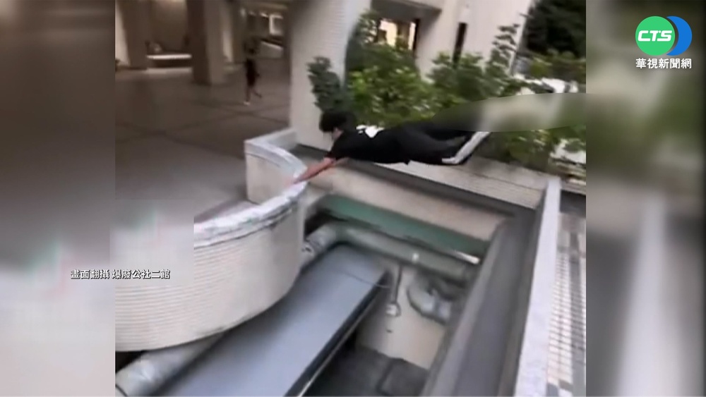 危險! 男大學校園秀跑酷 校方:並非校內學生