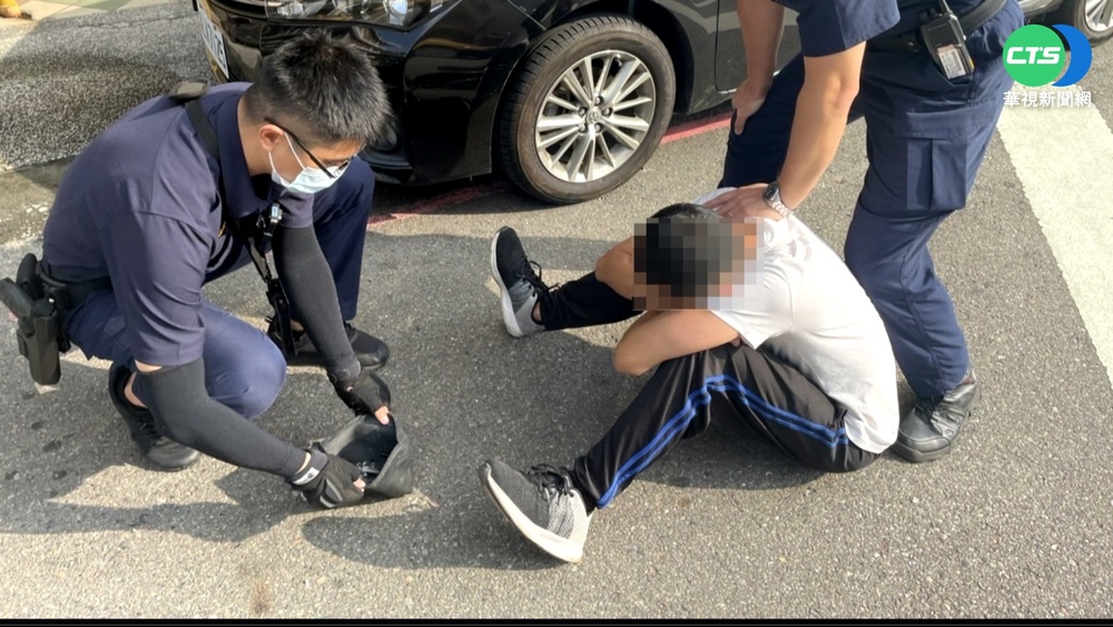 砰!毒蟲撞警機車 蛇行逃逸爆胎就逮