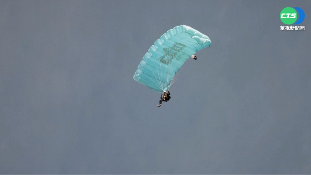 寶刀未老! 波士尼亞88歲爺高空跳傘成功