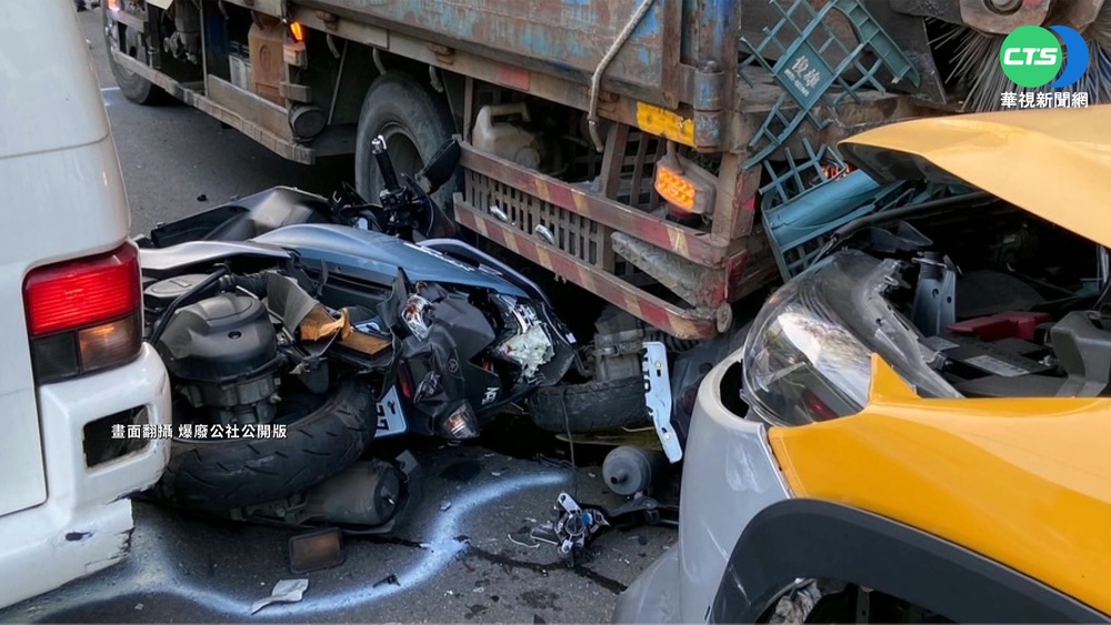 小黃載客開心聊棒球 疑未注意路況撞2機車