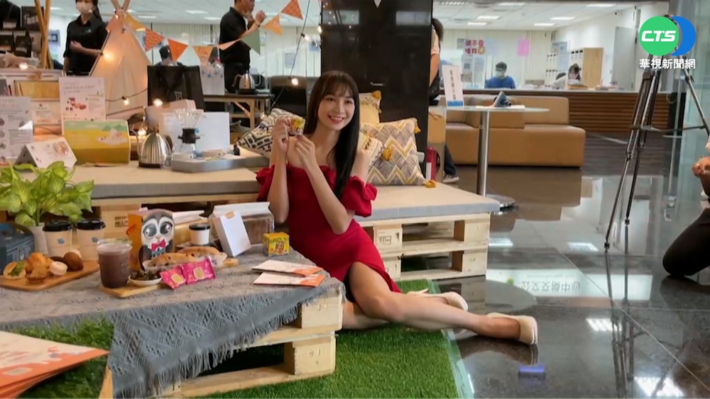 返台首公開活動 高曼容燦笑避談中打壓落淚